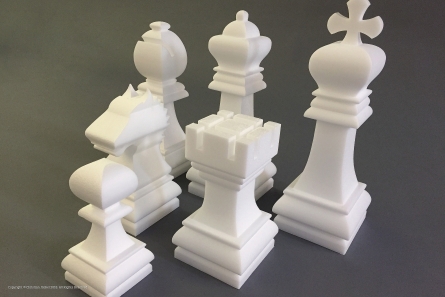 Große Schachfiguren aus weißem Schaumstoff (XPS).