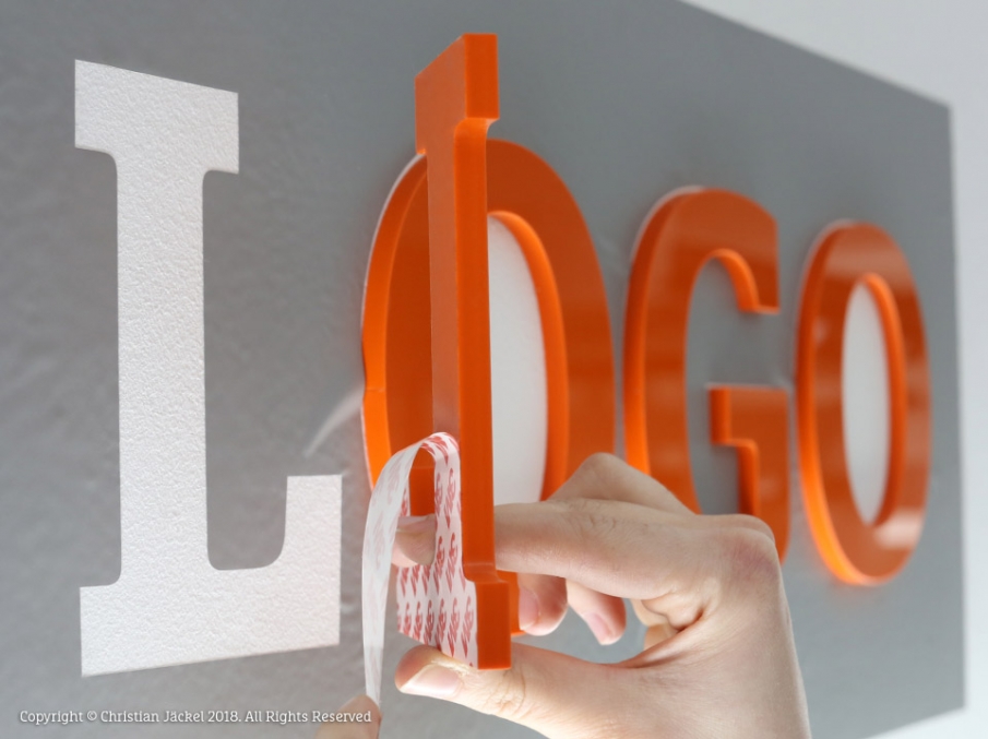 Montage von 3D-Buchstaben und Logos mit selbstklebender Ausrüstung