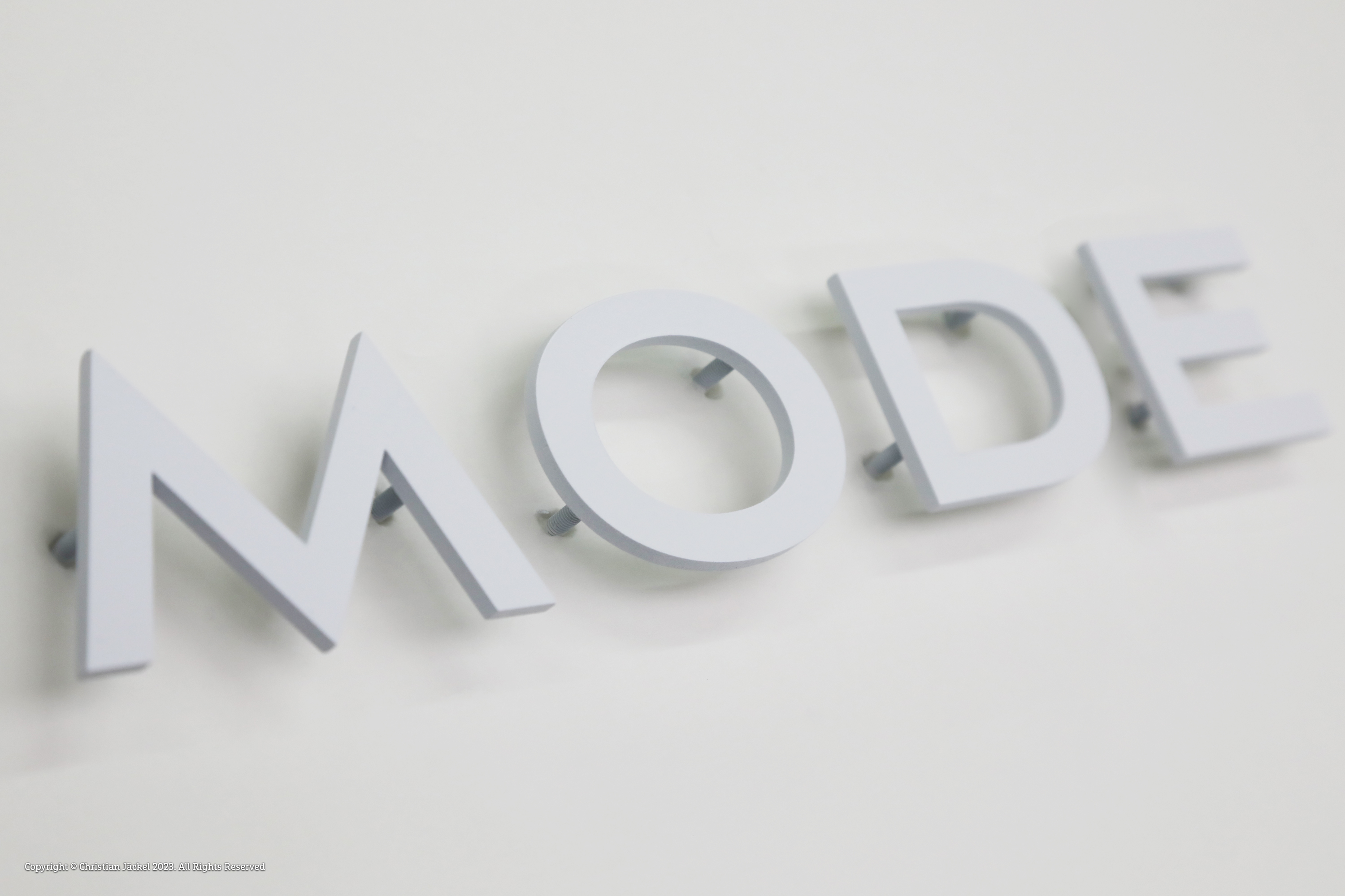 3D Buchstaben aus lackiertem Edelstahl