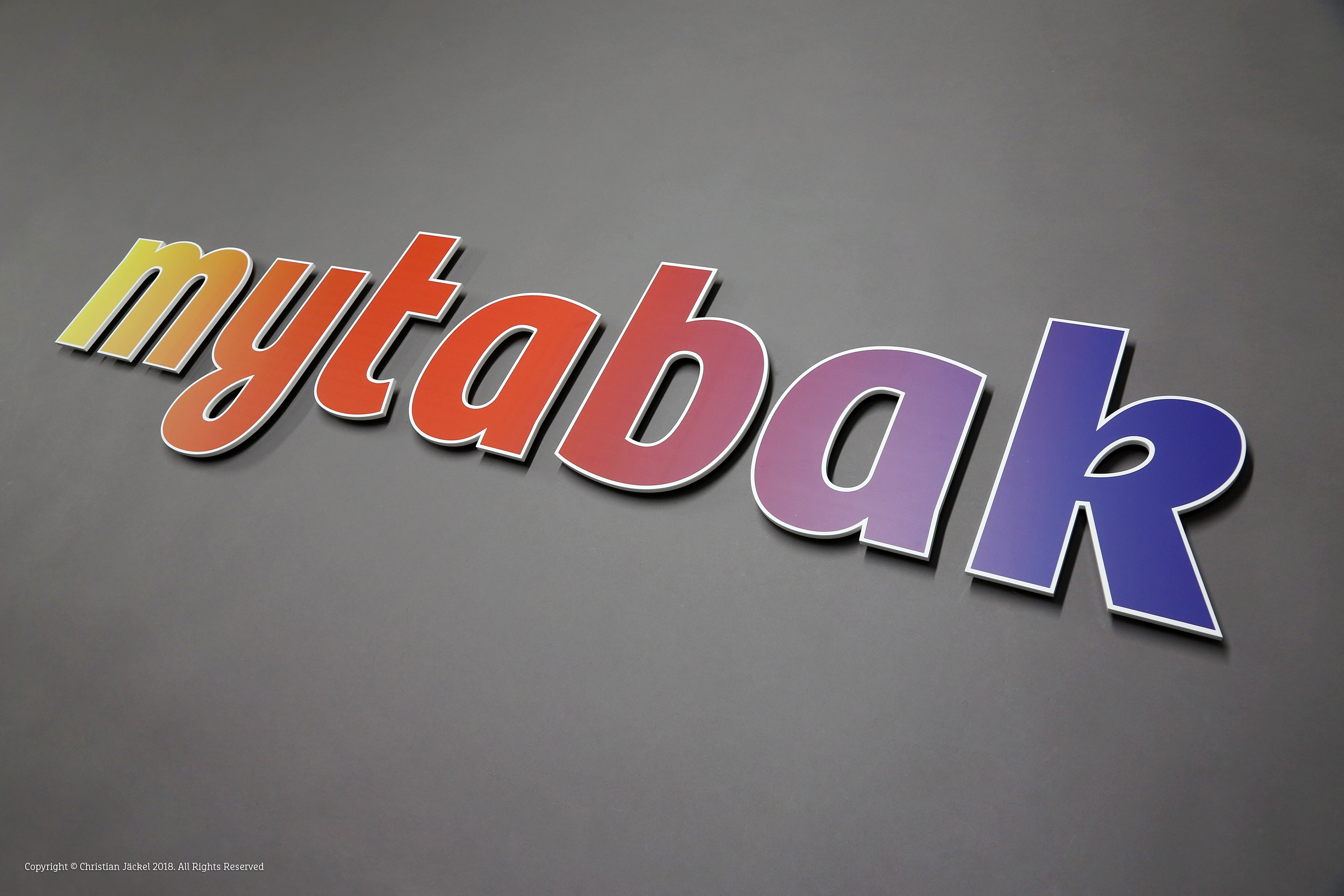 3D Buchstaben und Logos aus foliertem Acrylglas