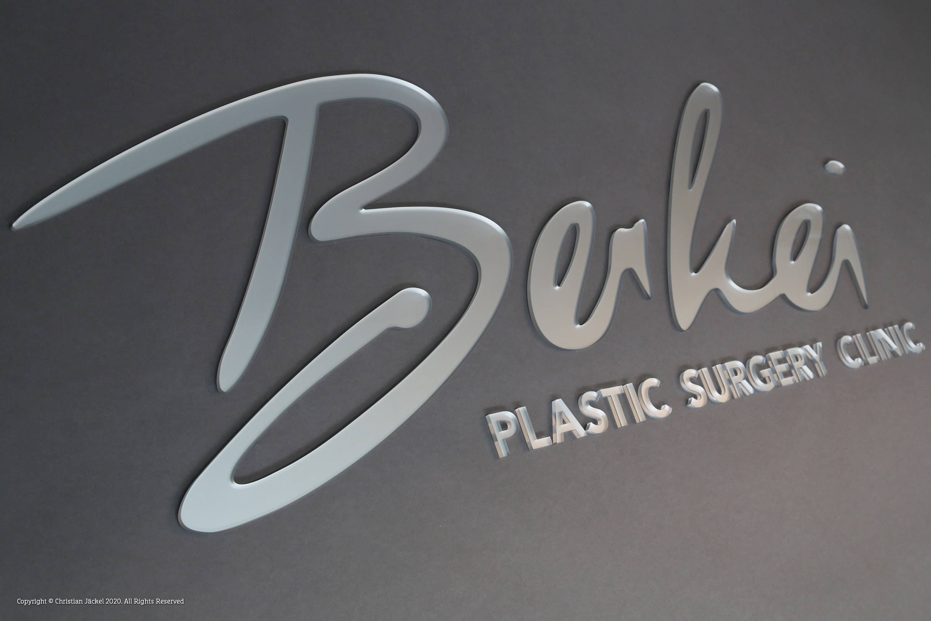 3D Buchstaben und Logos aus rückseitig lackiertem Acrylglas