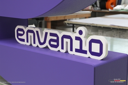 envanio - Stehendes XXL-Logo aus EPS und PVC