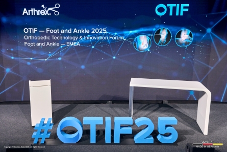 #OTIF25 - Stehendes Hashtag und stehende Buchstaben mit Sockelplatten