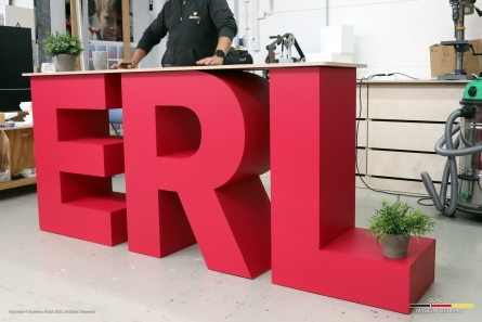 ERL - Messetheke aus stehenden 3D-Buchstaben