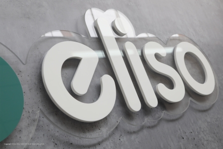 eliso - Unternehmenslogo auf klarem Acrylglasschild