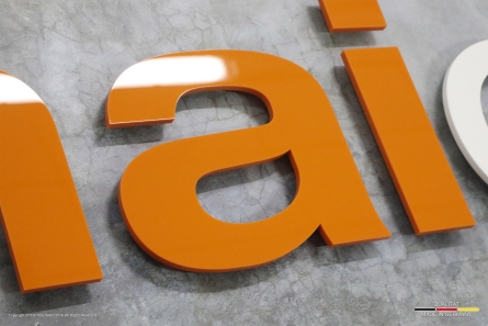 maidesign - Bürologo aus farbigem Acrylglas (Acrylox)