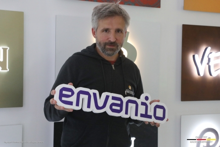 envanio - 3D-Logo als Handheld