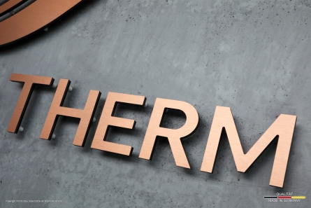 DESIGNO THERM - Kupfer-Logo aus Dibond-Butlerfinish