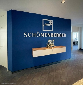 SCHÖNENBERGER - Schönes Wand-Logo mit Fräsbuchstaben aus PVC