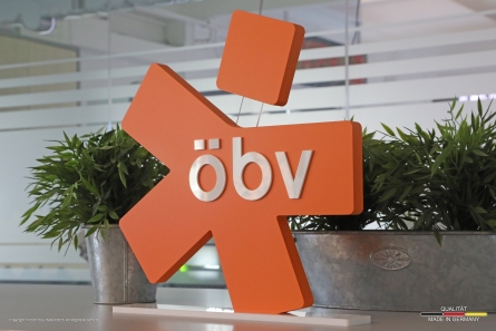 öbv - Ausgefallener Aufsteller aus lackiertem PVC und Acrylglas