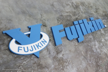 Fujikin - 3D-Logo aus Acrylox + Folienbeschriftung