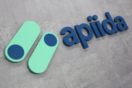apiida - 3D-Logo als Aussenwerbung aus PVC