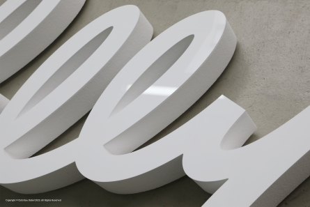 Lilly - Großes Wandlogo mit einer Schreibschrift aus Styropor + Plexiglas