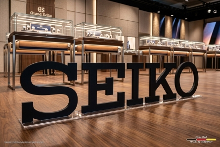 SEIKO - Stehende Buchstaben aus lackiertem PVC