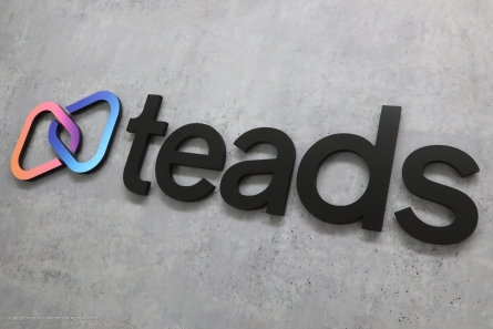 teads - Buntes 3D-Logo aus bedrucktem Forex