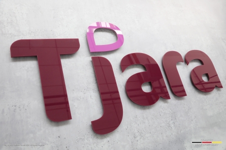 Tjara - 3D-Wandlogo aus farbigem Acrylglas (Acrylox)