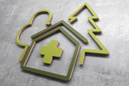 Waldklinik - Umweltfreundliches Holz-Logo aus Multiplex