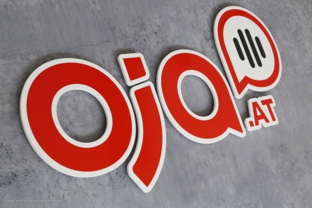 oja.at - Firmenlogo aus foliertem Acrylglas