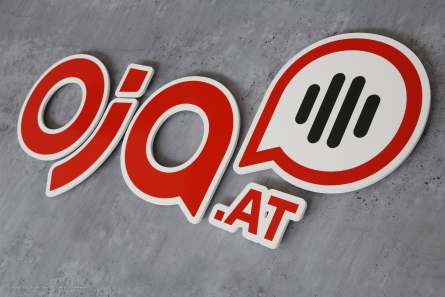 oja.at - Firmenlogo aus foliertem Acrylglas