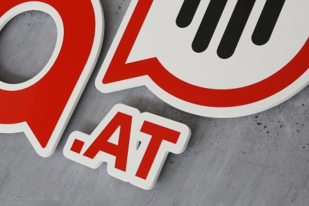 oja.at - Firmenlogo aus foliertem Acrylglas
