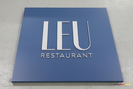 LEU Restaurant - Gekantetes Schild mit 3D-Buchstaben