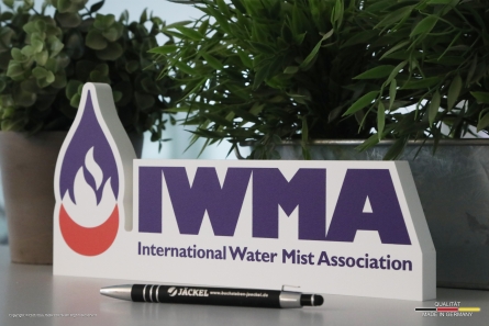 IWMA - 3D-Tischaufsteller aus bedrucktem Forex (PVC)