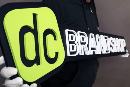 DC BRANDSHOP - 3D-Schild mit aufgeklebten Acrylbuchstaben