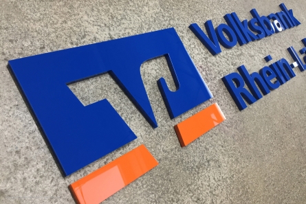 3D Banklogo aus farbigem Acrylglas.