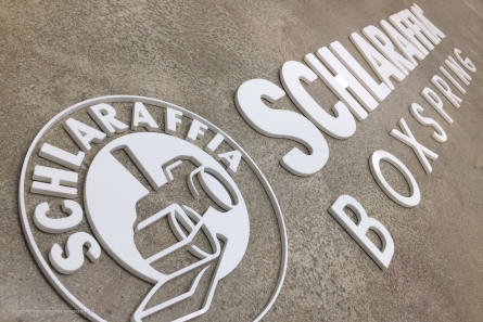 3DLogo aus weissem Acrylglas.