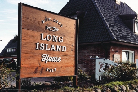 Weisse Acrylbuchstaben für ein Holzschild auf Sylt.