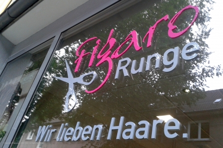 3D Logo aus Acrylglas als Schaufensterwerbung.