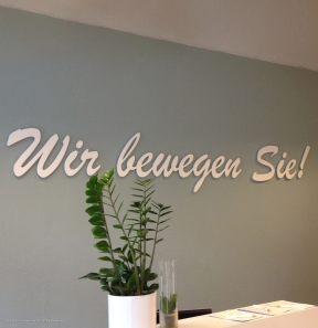 Wir bewegen Sie! - Wandschriftzug