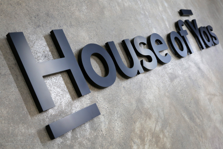 House of Yas - Aussenwerbung