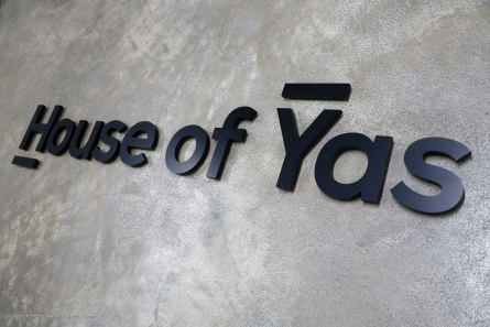 House of Yas - Aussenwerbung