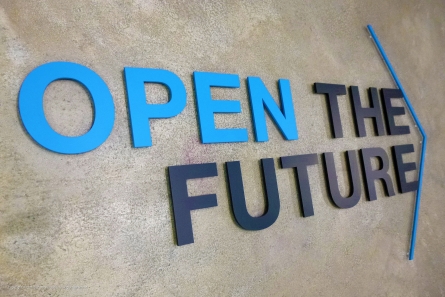 Open the future - Wandlogo