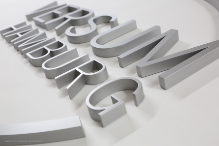 Silberne 3D-Buchstaben aus lackiertem Acrylglas.