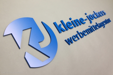 Agentur-Logo aus lackiertem Acrylglas.