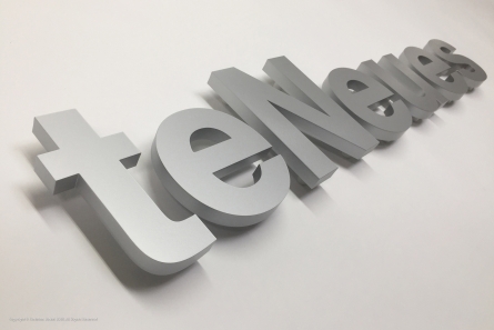 3D Buchstaben aus silber lackiertem Acrylglas.
