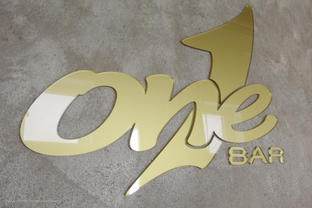 Goldenes Logo aus rückseitig lackiertem Acrylglas.