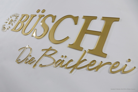 Goldene Buchstaben aus rückseitig lackiertem Acrylglas.