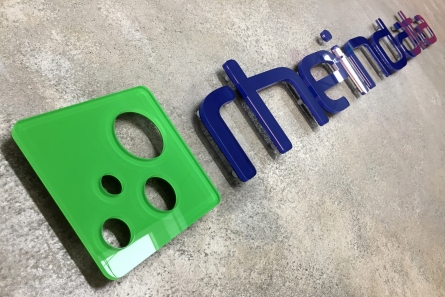 Hochglänzendes 3D-Logo aus lackiertem Acrylglas