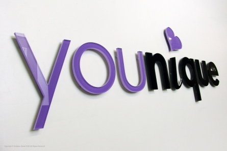 Younique - Acrylbuchstaben von hinten lackiert