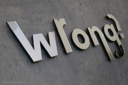 Wrong? - Spiegelndes Logo
