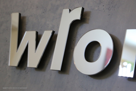 Wrong? - Spiegelndes Logo