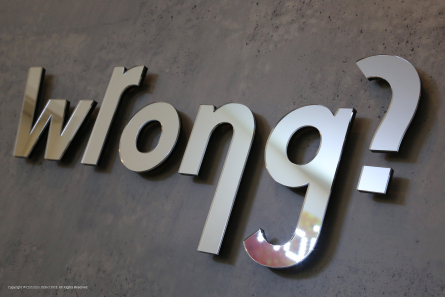 Wrong? - Spiegelndes Logo