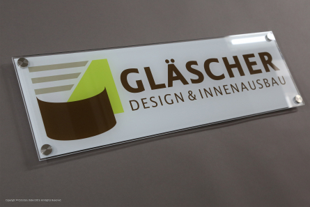 Firmenschild aus klarem Acrylglas (rückseitig bedruckt).