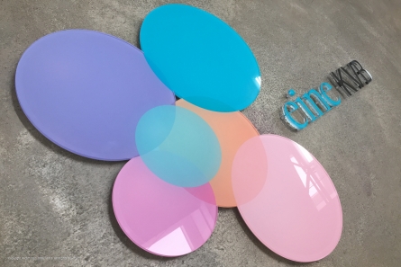 Mehrfarbiges Logo aus klarem Acrylglas + UV-Direktdruck.