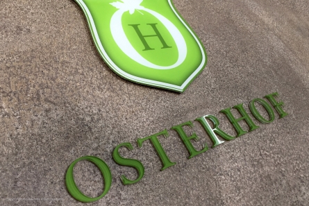 Firmenlogo aus rückseitig bedrucktem Acrylglas.