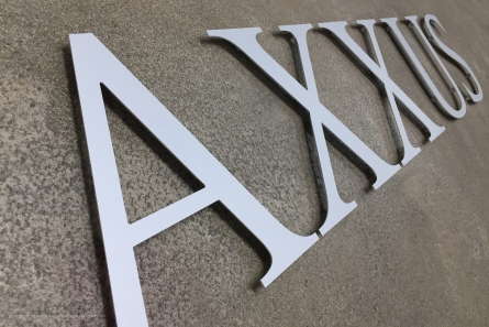 Buchstaben aus Eloxal (eloxiertes Aluminium).