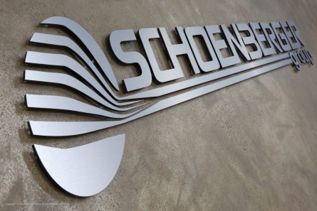 3D Firmen-Logo in Edelstahl-Optik aus Dibond Butlerfinish.